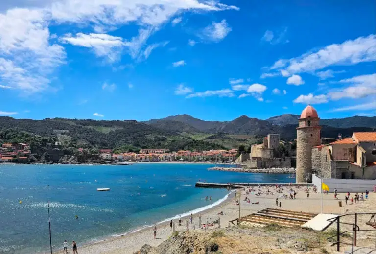 Het strand van Collioure met de bergen op de achtergrond voor de site een huis kopen in Frankrijk