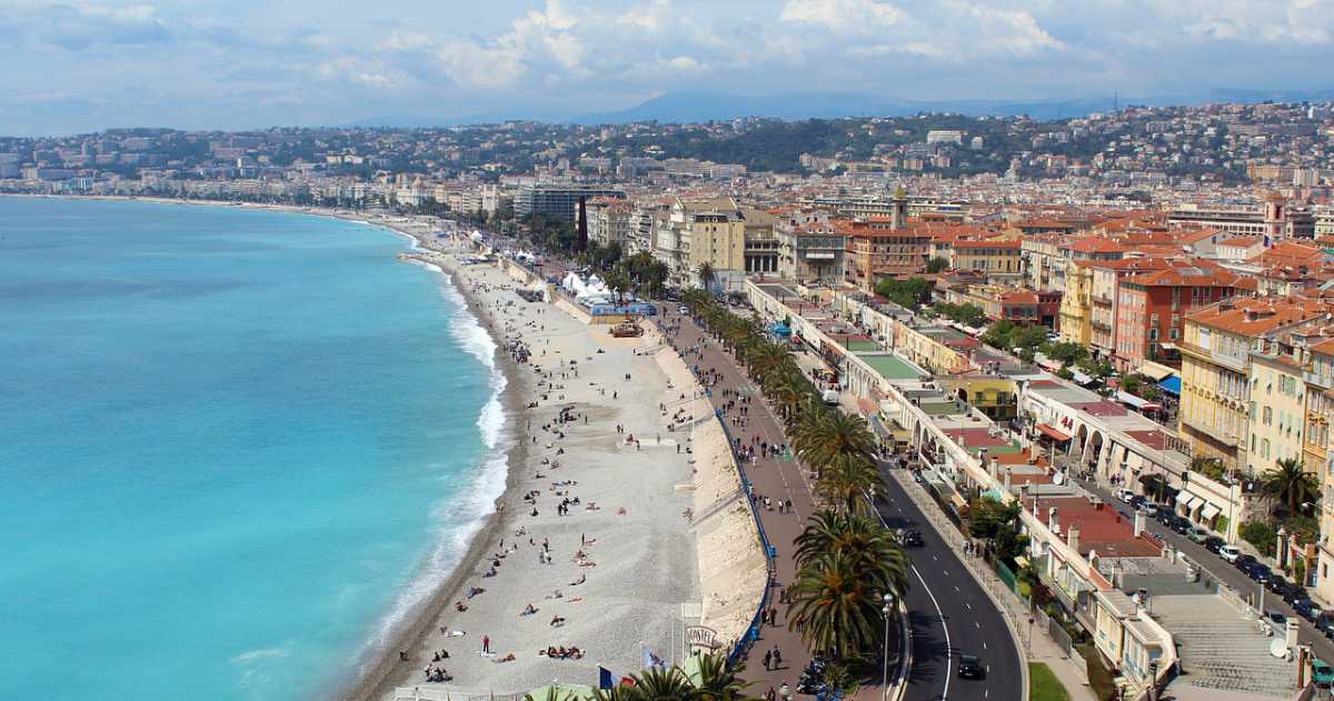 De kustlijn van Nice bij regio's Frankrijk huizenkopers