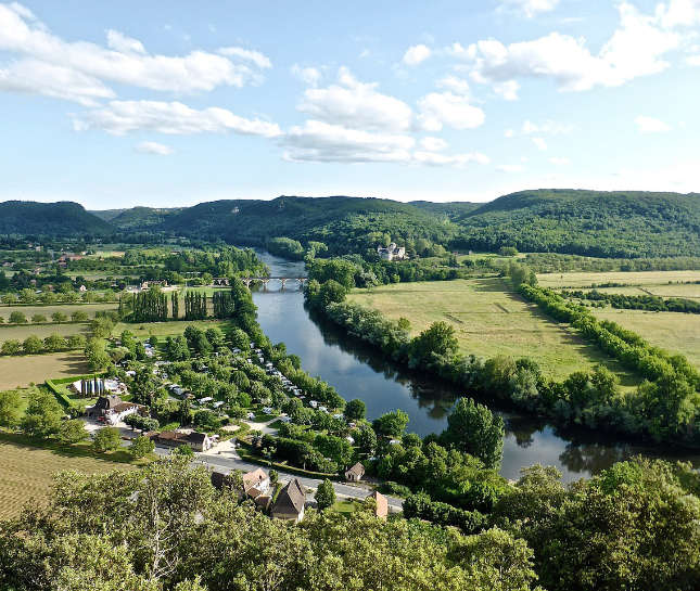 Afbeelding een landschap met rivier in de Dordogne bij regio's Frankrijk huizenkopers