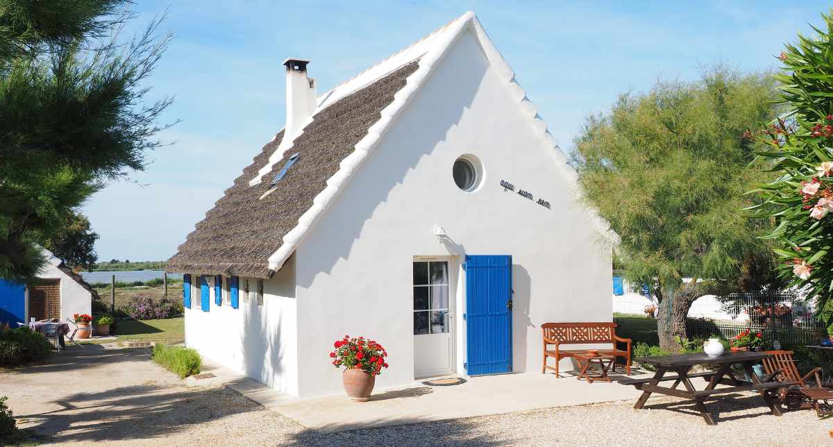 Huis met blauwe luiken in Frankrijk bij 6 tips van maklaars.