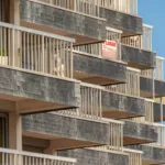 Balkons van een Frans appartementencomplex met een bord À louer, T2 saisonnier